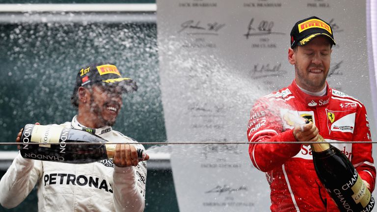 Ferrari-Pilot Sebastian Vettel zeigt in China eine starke Aufholjagd - Lewis Hamilton siegt.