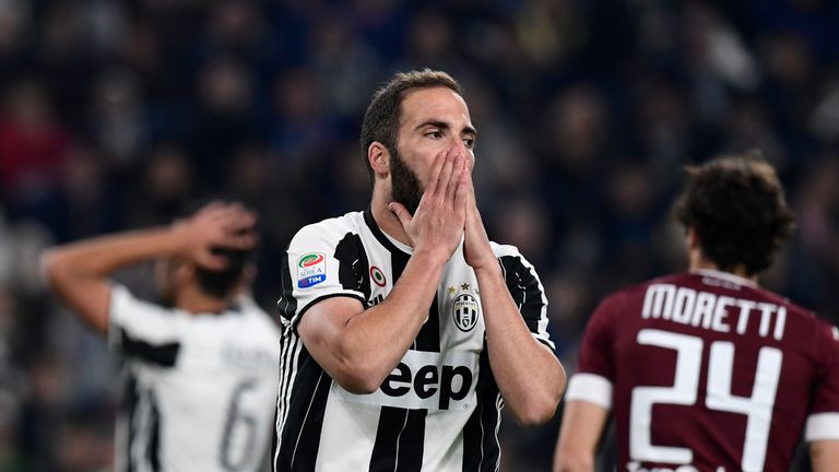 Gonzalo Higuain trifft in der Nachspielzeit zum Ausgleich.