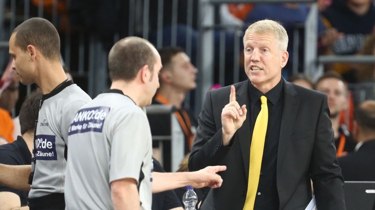  Ludwigsburger Trainer John Patrick wurde in Spiel fünf bestraft.