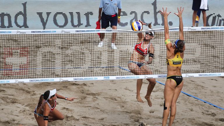  Laura Ludwig und Kira Walkenhorst feiern einen gelungenen Start ins Turnier von Rio de Janeiro.