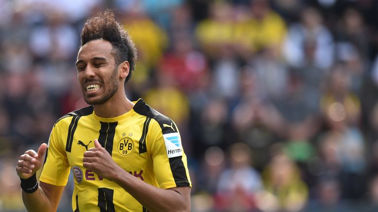 Fritz' Kommentar zu Aubameyangs Lattentreffer auf der anderen Seite: Batsch! Hohohohoooo... dem Kerl darf man nicht trauen.