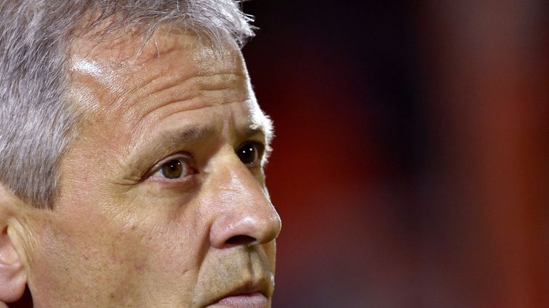 Lucien Favre hält sich zu einem möglichen Engagement beim BVB noch bedeckt.