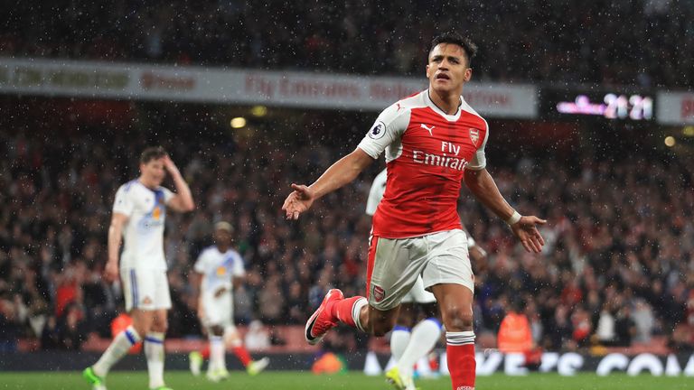 Der Chilene schießt Arsenal zum Sieg.