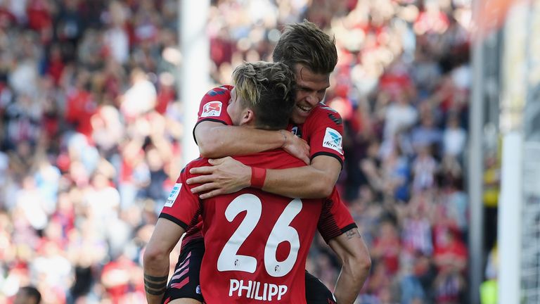 Mit der ersten echten Freiburger Chance erzielt Maximilian Philipp die Führung für die Breisgauer.