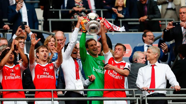 Der FC Arsenal bejubelt den Gewinn des FA-Cups gegen den FC Chelsea.