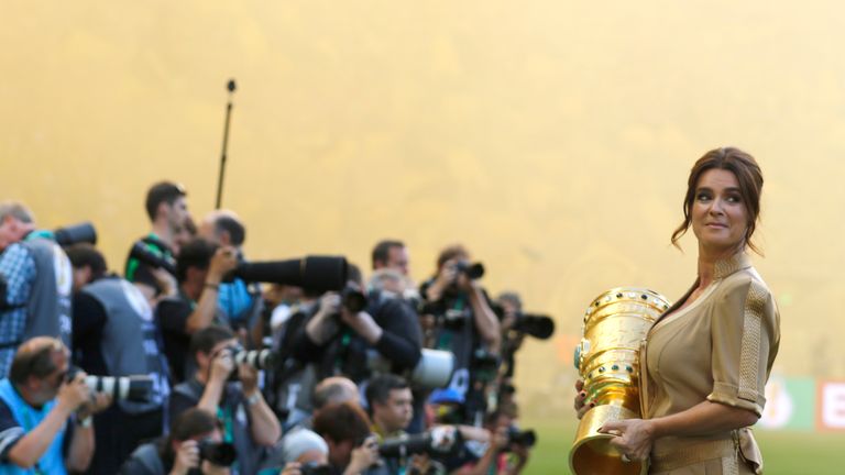 Kati Witt trägt den DFB-Pokal bei der Eröffnungsshow ins Stadion.