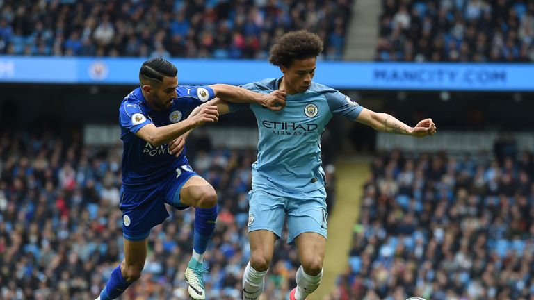Leroy Sane freut sich mit Manchester City über den Dreier.