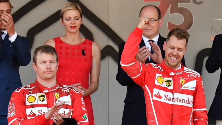 Einer schmollt, der andere jubelt: Kimi Räikkönen und Sebastian Vettel beim Großen Preis von Monaco.