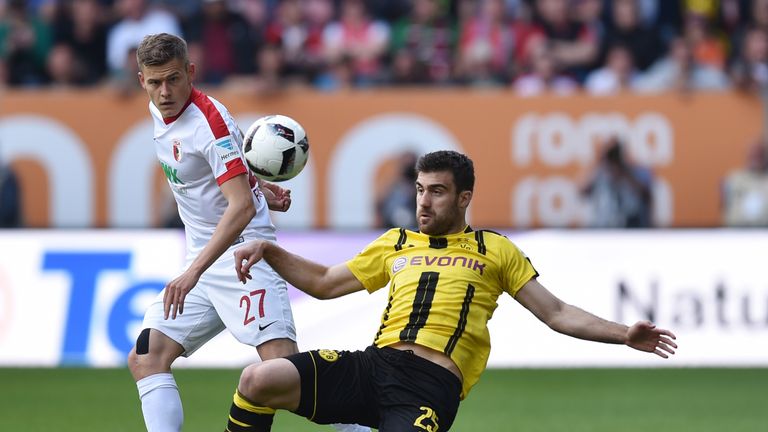 Der FC Augsburg sichert sich dank des Unentschieden gegen Borussia Dortmund die Klasse.