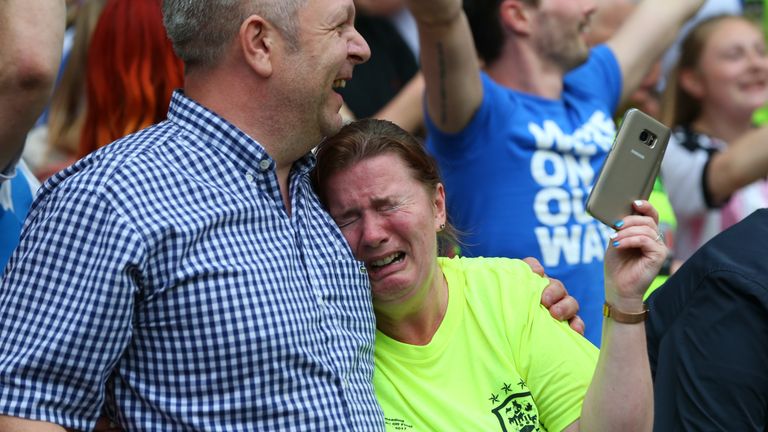 Denkmal für Coach Wagner? Die Fans können das Wunder nicht fassen.