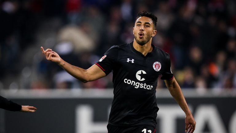 Aziz Bouhaddouz bringt St. Pauli mit seinem Führungstreffer auf die Siegerstraße.