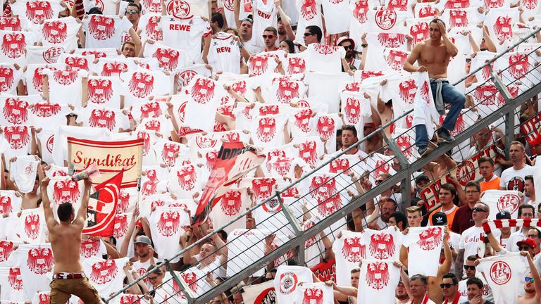 Tolle Stimmung im 60. Rheinische Derby. Die FC-Fans alle in weiß auf der Tribüne.