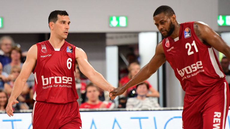 Der Meister nutzt gleich seinen ersten von drei Matchbällen.