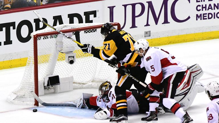 Ottwaw-Goalie Craig Anderson kann den erneuten Finaleinzug der Pens nicht verhindern.