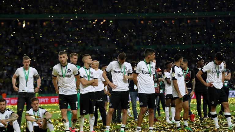 Im Konfettiregen trauern die Eintracht-Spieler um eine verpasste Chance.