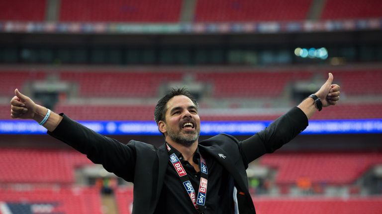 Nach dem Sensations-Aufstieg feiert ganz Huddersfield Trainer David Wagner.