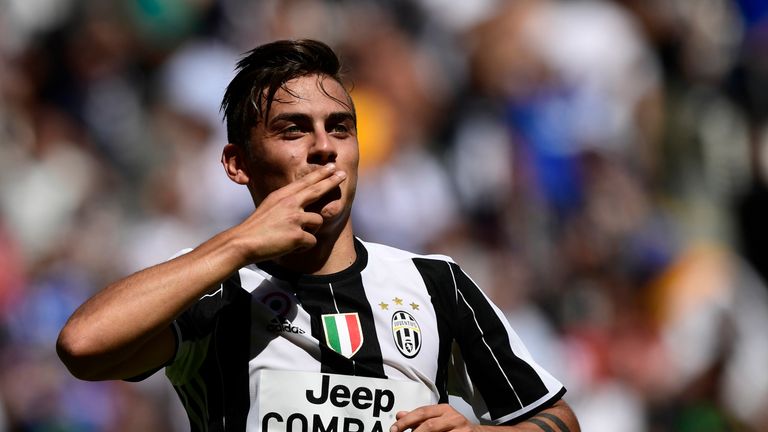 Paulo Dybala trifft für Juventus gegen Crotone per Freistoß.
