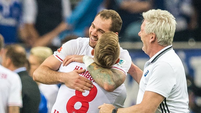 Pierre-Michel Lasogga bejubelt seinen Treffer beim FC Schalke 04.