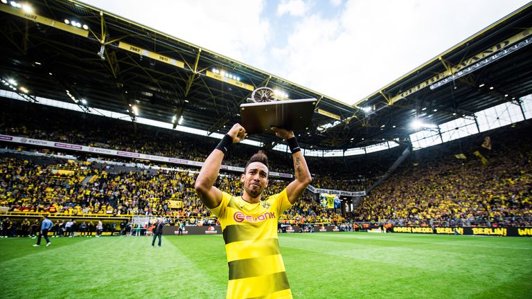 Pierre-Emerick Aubameyang sichert sich am letzten Spieltag die Torjägerkanone vor Robert Lewandowski.