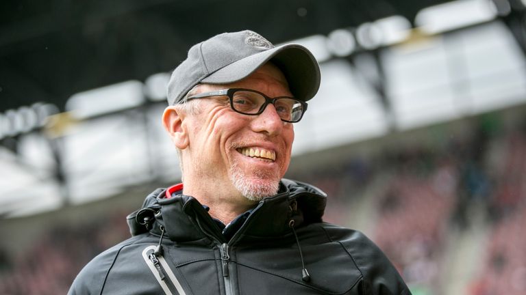 Köln-Trainer Peter Stöger kündigt humorvoll Konsequenzen für die Bierduschen an.