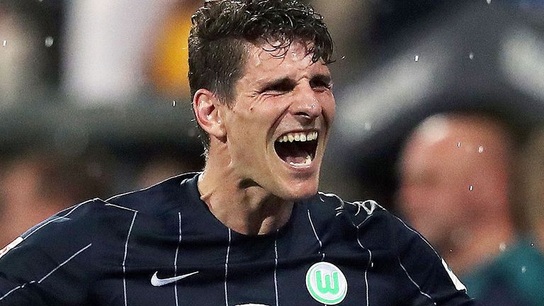 Mario Gomez ärgert sich über Chaoten im Braunschweiger-Fanblock.