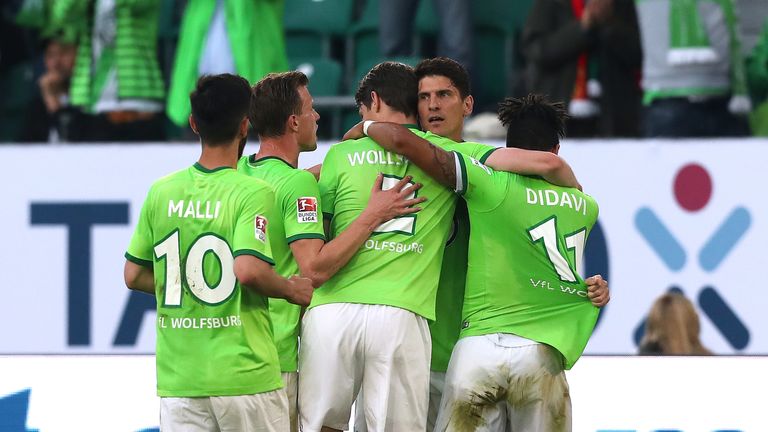 Mario Gomez lässt sich nach seinem Elfmeter-Treffer feiern.