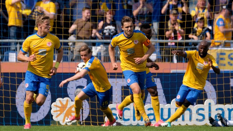 Eintracht Braunschweig muss in der Relegation gegen den VfL Wolfsburg um den Aufstieg kämpfen.