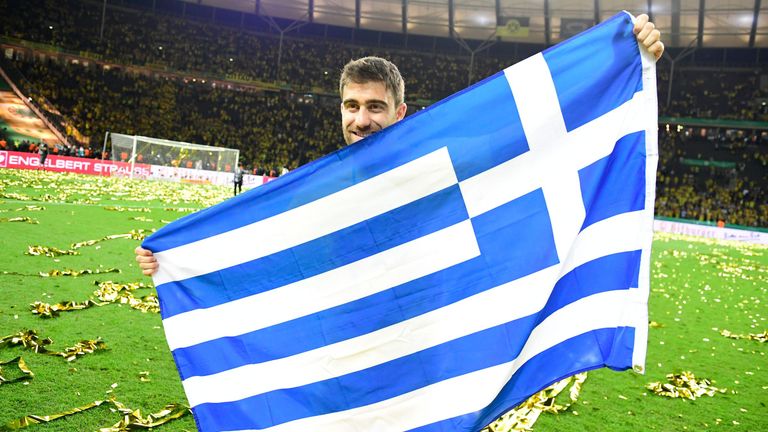 Dass der Sky Kommentator ein Fan von Sokratis ist, hat er schon des öfteren bewiesen. Im Endspiel gibt's erneut Lob: Sokratis - innen weich und außen hart. Mir gefällt der Mann.