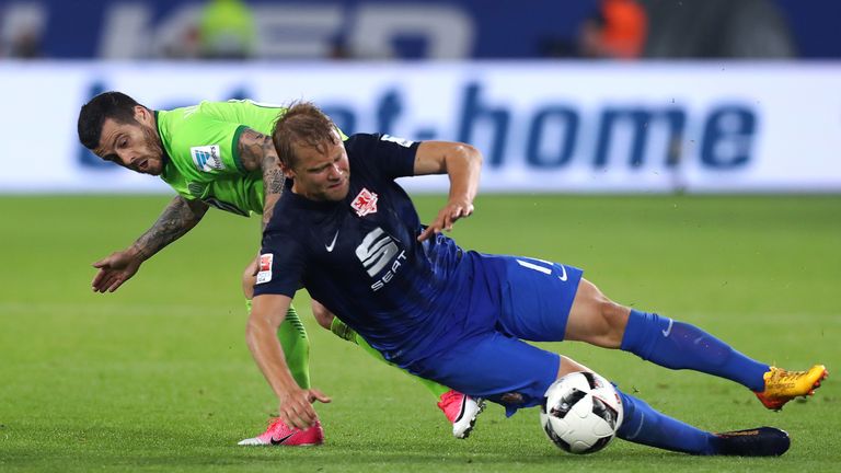Die Braunschweiger mussten das Hinspiel gegen den VfL Wolfsburg in nassen Schuhen bestreiten.