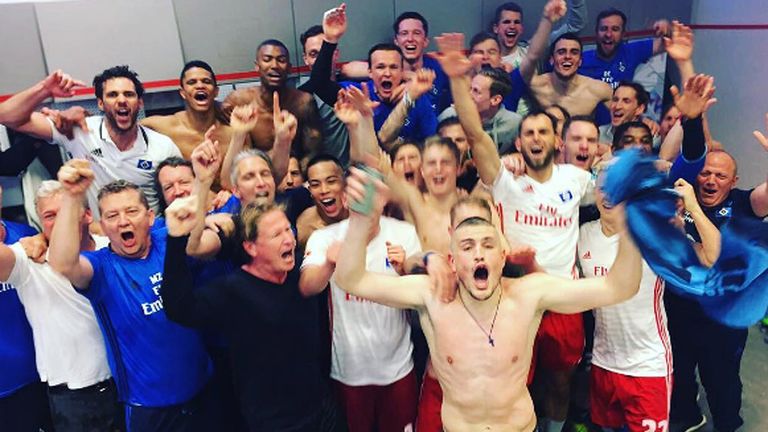 Die HSV-Kicker feiern nach dem Klassenerhalt eine wilde Kabinen-Party.