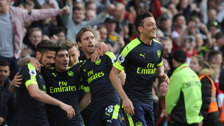 In Stoke trafen Olivier Giroud (42./80.), Özil (55.) und der angeblich von Bayern München umworbene Alexis Sanchez (76.) für Arsenal .