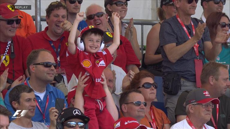 Ein kleiner Ferrari-Fan drückt Sebastian Vettel und Kimi Räikkönen die Daumen.