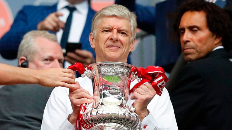 Trainer Arsene Wenger jubelt mit Arsenal über den Gewinn des FA-Cups.