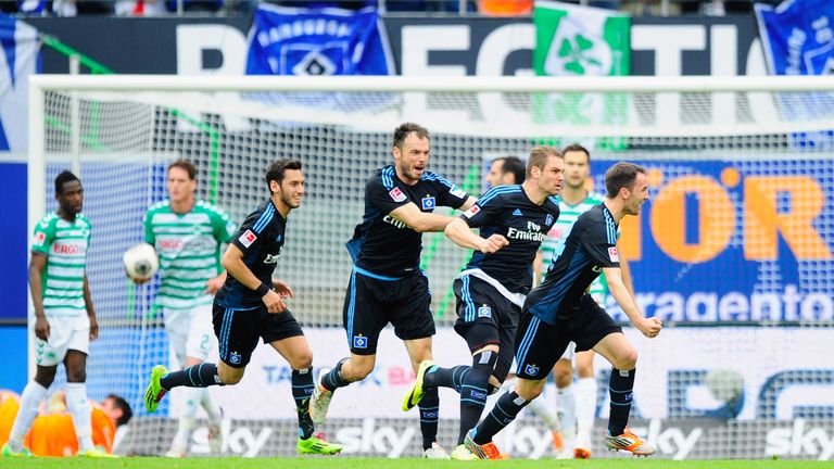 Pierre-Michel Lasogga jubelt nach seinem Treffer in der Relegation bei Greuther Fürth.