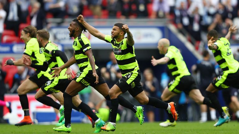 Huddersfield steigt in die Premier League auf.