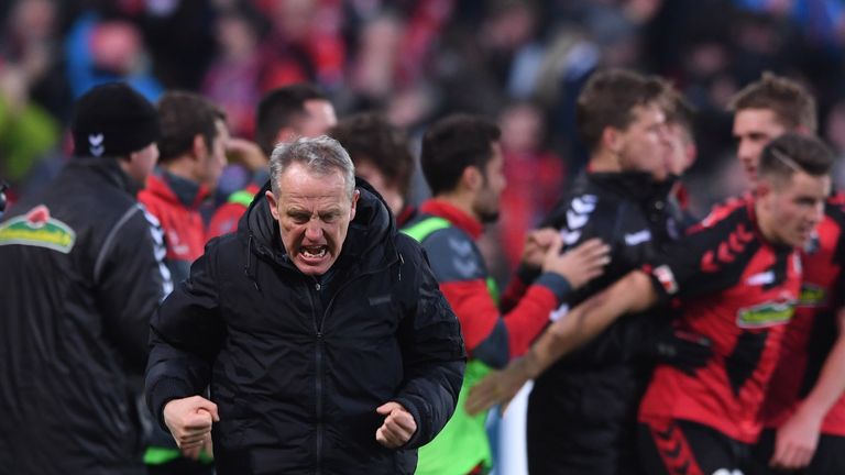 Drücken im Pokalfinale Borussia Dortmund die Daumen: der SC Freiburg und Cheftrainer Christian Streich.