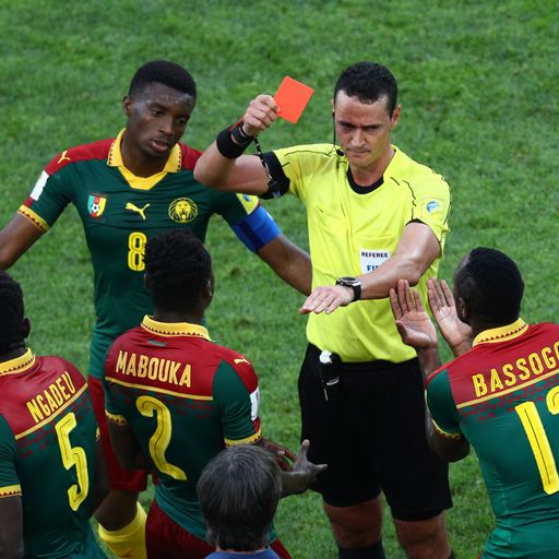 Rote Karte für den Falschen: Panne bei Deutschland vs. Kamerun