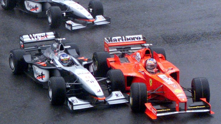 Beim GP von Spa kommt es 1998 zu einer Kollision zwischen David Coulthard im McLaren und Michael Schumacher im Ferrari. Der Deutsche verliert dabei ein Rad und fühlt sich um wertvolle Punkte im WM-Kampf betrogen...