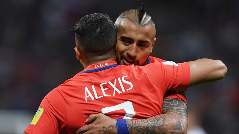 Arturo Vidal und Alexis Sanchez  wittern ihre Chance gegen Portugal im Confed Cup.