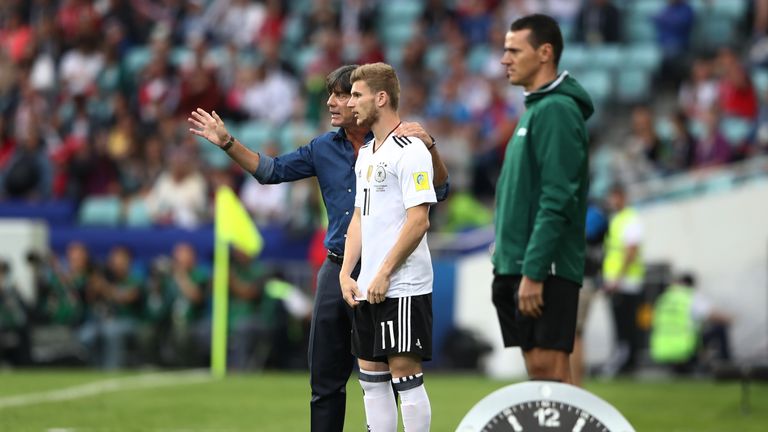 Jogi Löw gibt seinem Stürmer Timo Werner genaue Anweisungen.