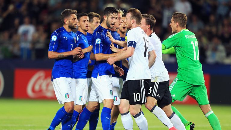 Maximilian Arnold gerät mit Mattia Caldara aneinander. 