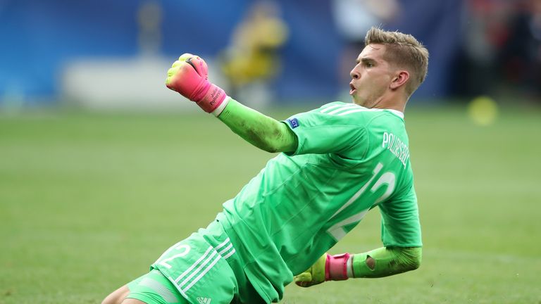 Julian Pollersbeck ist nach zwei gehaltenen Elfmetern der Held des Abends.