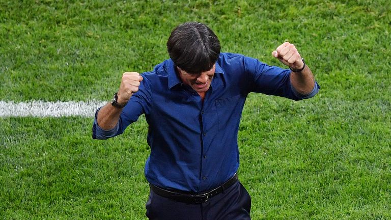 So freut sich Joachim Löw über seinen letzten, den 99. Sieg mit der DFB-Elf. Mit einer Siegquote von 66,9 % weist Löw auch die höchste Erfolgsquote aller bisherigen Cheftrainer der Nationalmannschaft auf.