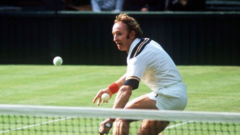 
Rod Laver triumphierte vier Mal beim prestigeträchtigsten Tennisturnier der Welt (1969, 1968, 1962, 1961). Der Australier gewann einen Rekord von rund 200 Einzeltiteln. Im Jahr 2000 wurde die Rod Laver Arena in Melbourne nach ihm benannt.