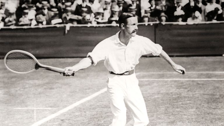 Arthur Gore holte drei Wimbledon-Titel (1909, 1908, 1901). Der Brite nahm insgesamt 36 Mal an den Wimbledon Championships teil, zuletzt im Alter von 59 Jahren, ein bis heute ungebrochener Rekord.