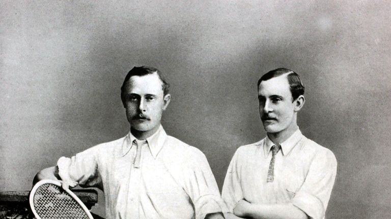 William Renshaw (l.) gilt als „Vater des modernen Rasentennis“. Sieben Mal gewann der Brite das Turnier in Wimbledon (1889, 1886, 1885, 1884, 1883, 1882, 1881). Mit seinem Zwillingsbruder Ernest (r.) gewann er außerdem fünf Mal das dortige Doppelfinale.