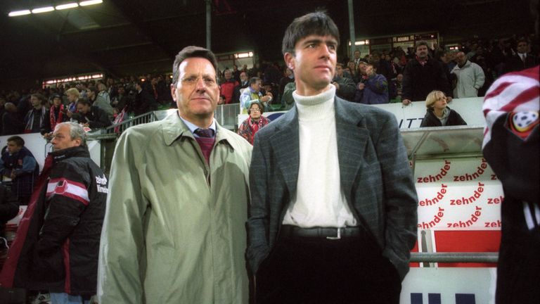 Nach seiner aktiven Zeit als Profi (bis 1995) übernimmt Löw beim VfB Stuttgart sein erstes Traineramt.