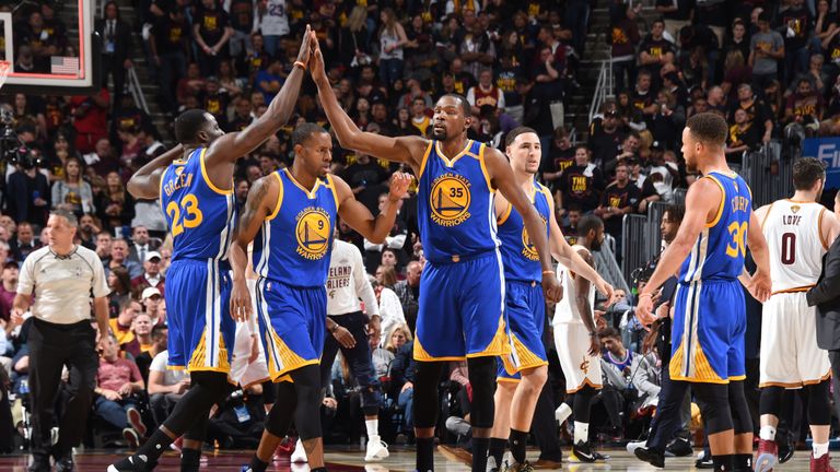 In Spiel drei führen die Cavs lange Zeit, doch dann dreht Golden States Kevin Durant noch mal auf.