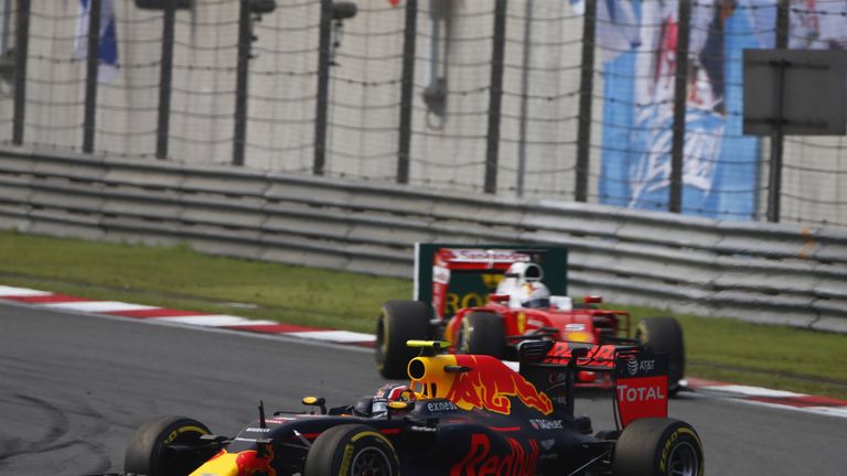 "Okay, ich hatte Kontakt. Ich hatte keine Chance, das zu verhindern. Der Red Bull kam innen wie ein Verrückter, und ich habe Kimi getroffen." - Vettel in China über Daniil Kvyat
