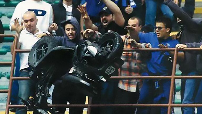 Inter-Fans werfen eine von Bergamo-Fans erbeutete Vespa von der Tribüne.